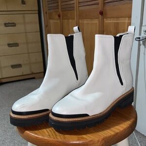 Marc Fisher ILORA Chelsea boots ivory leather w black elastic gores size 9.5